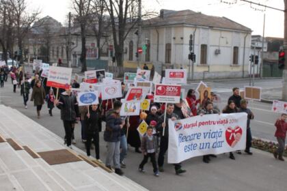 „Pentru Viaţă, pentru Femeie, pentru Familie“ – Marşul pentru Viaţă în Arhiepiscopia Dunării de Jos – fotografia 23