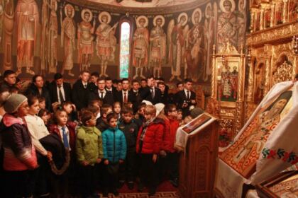 Sfântul Ierarh Nectarie a fost cinstit de elevii Seminarului Teologic din Galaţi – fotografia 13