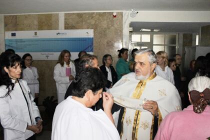 Mângâierea Sfântului Ierarh Nectarie pentru bolnavii din Spitalul Clinic Județean de Urgenţă din Galaţi – fotografia 4