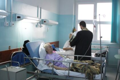 Mângâierea Sfântului Ierarh Nectarie pentru bolnavii din Spitalul Clinic Județean de Urgenţă din Galaţi – fotografia 15