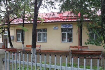 Liturghie şi filantropie în solidaritate cu familiile inundate din judeţul Galaţi – fotografia 1