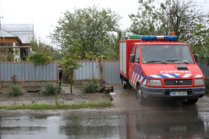 Liturghie şi filantropie în solidaritate cu familiile inundate din judeţul Galaţi – fotografia 1
