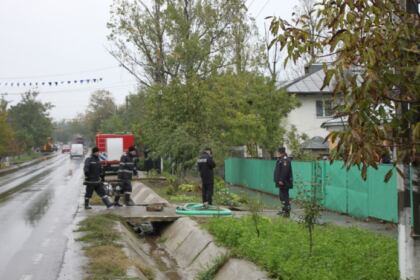 Liturghie şi filantropie în solidaritate cu familiile inundate din judeţul Galaţi – fotografia 2