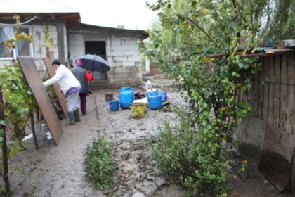 Liturghie şi filantropie în solidaritate cu familiile inundate din judeţul Galaţi – fotografia 7