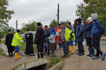 Liturghie şi filantropie în solidaritate cu familiile inundate din judeţul Galaţi – fotografia 11
