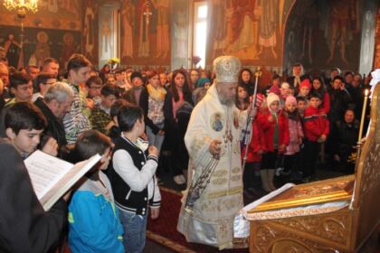 Liturghie şi filantropie în solidaritate cu familiile inundate din judeţul Galaţi – fotografia 2