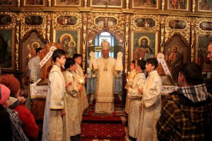 Liturghie şi filantropie în solidaritate cu familiile inundate din judeţul Galaţi – fotografia 3