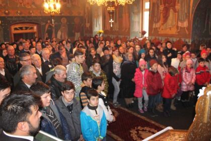 Liturghie şi filantropie în solidaritate cu familiile inundate din judeţul Galaţi – fotografia 6