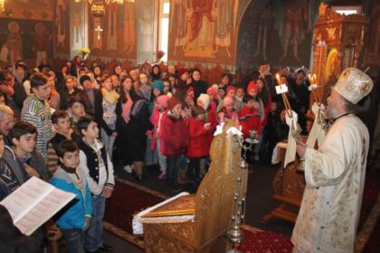 Liturghie şi filantropie în solidaritate cu familiile inundate din judeţul Galaţi – fotografia 9