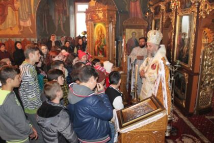 Liturghie şi filantropie în solidaritate cu familiile inundate din judeţul Galaţi – fotografia 10
