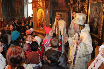 Liturghie şi filantropie în solidaritate cu familiile inundate din judeţul Galaţi – fotografia 14