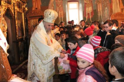 Liturghie şi filantropie în solidaritate cu familiile inundate din judeţul Galaţi – fotografia 16