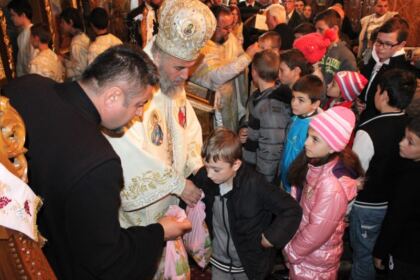 Liturghie şi filantropie în solidaritate cu familiile inundate din judeţul Galaţi – fotografia 17