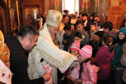 Liturghie şi filantropie în solidaritate cu familiile inundate din judeţul Galaţi – fotografia 18