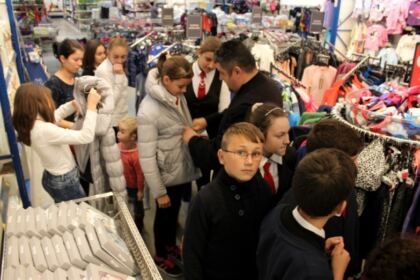 Haine de iarnă pentru copiii familiilor sinistrate din judeţul Galaţi – fotografia 6