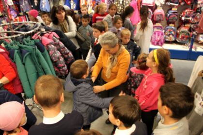 Haine de iarnă pentru copiii familiilor sinistrate din judeţul Galaţi – fotografia 7