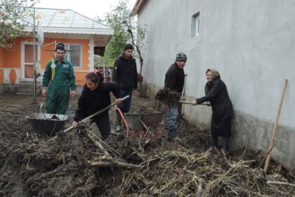 Voluntariat în parohiile inundate din judeţul Galaţi – fotografia 9