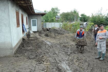 Voluntariat în parohiile inundate din judeţul Galaţi – fotografia 15