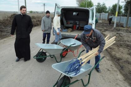 Voluntariat în parohiile inundate din judeţul Galaţi – fotografia 16