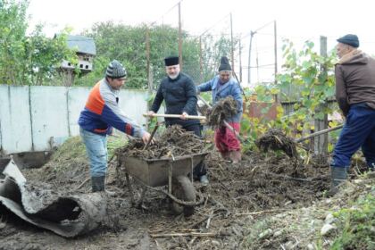 Voluntariat în parohiile inundate din judeţul Galaţi – fotografia 17