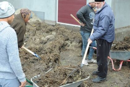 Voluntariat în parohiile inundate din judeţul Galaţi – fotografia 19