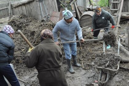 Voluntariat în parohiile inundate din judeţul Galaţi – fotografia 20