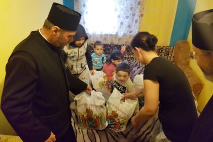 „Ne înnoim de Sfintele Paşti“ – program social-filantropic desfăşurat în Arhiepiscopia Dunării de Jos – fotografia 7