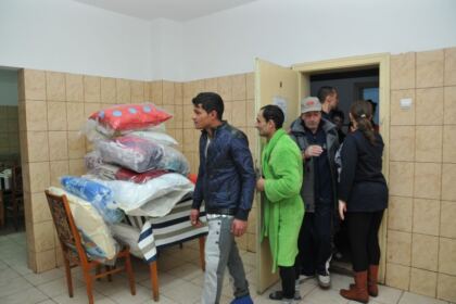 Preoţii din Arhiepiscopia Dunării de Jos sprijină persoanele fără adăpost – fotografia 1