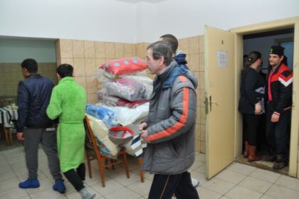 Preoţii din Arhiepiscopia Dunării de Jos sprijină persoanele fără adăpost – fotografia 2