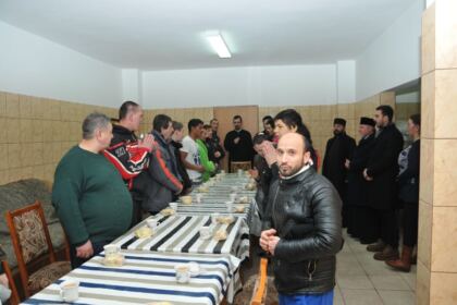 Preoţii din Arhiepiscopia Dunării de Jos sprijină persoanele fără adăpost – fotografia 3