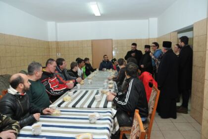 Preoţii din Arhiepiscopia Dunării de Jos sprijină persoanele fără adăpost – fotografia 4