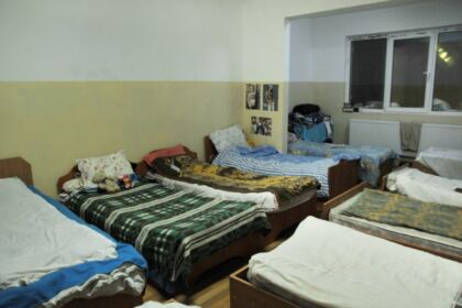 Preoţii din Arhiepiscopia Dunării de Jos sprijină persoanele fără adăpost – fotografia 7