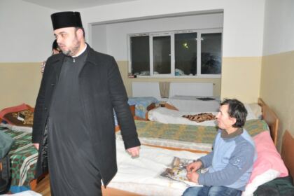 Preoţii din Arhiepiscopia Dunării de Jos sprijină persoanele fără adăpost – fotografia 8