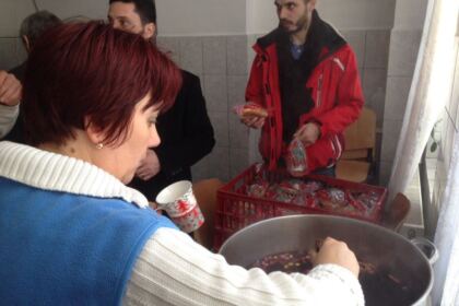 Preoţii din Arhiepiscopia Dunării de Jos sprijină persoanele fără adăpost – fotografia 1