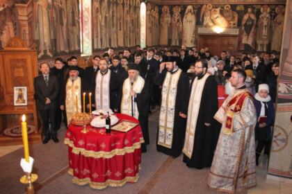 Poetul naţional Mihai Eminescu a fost omagiat la Seminarul Teologic „Sfântul Apostol Andrei“ din Galaţi – fotografia 7