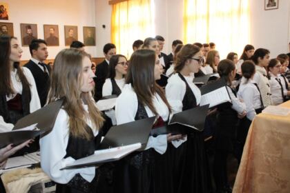 Poetul naţional Mihai Eminescu a fost omagiat la Seminarul Teologic „Sfântul Apostol Andrei“ din Galaţi – fotografia 19