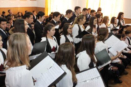 Poetul naţional Mihai Eminescu a fost omagiat la Seminarul Teologic „Sfântul Apostol Andrei“ din Galaţi – fotografia 20