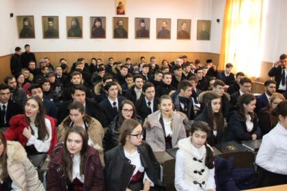 Poetul naţional Mihai Eminescu a fost omagiat la Seminarul Teologic „Sfântul Apostol Andrei“ din Galaţi – fotografia 21