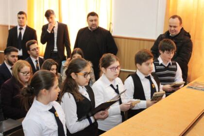 Poetul naţional Mihai Eminescu a fost omagiat la Seminarul Teologic „Sfântul Apostol Andrei“ din Galaţi – fotografia 22