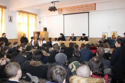 Poetul naţional Mihai Eminescu a fost omagiat la Seminarul Teologic „Sfântul Apostol Andrei“ din Galaţi – fotografia 23