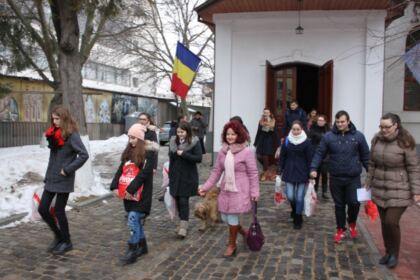 Tinerii gălățeni au vizitat numeroase persoane singure, bolnave și marginalizate social – fotografia 7