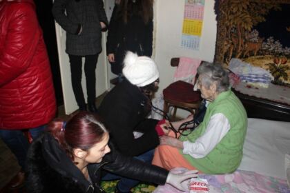 Tinerii gălățeni au vizitat numeroase persoane singure, bolnave și marginalizate social – fotografia 8
