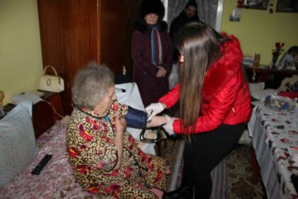 Tinerii gălățeni au vizitat numeroase persoane singure, bolnave și marginalizate social – fotografia 10