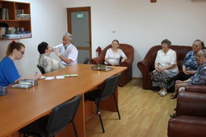 Activităţi filantropice îndreptate către bătrânii Centrului multifuncţional de servicii sociale „Speranţe pentru vârsta a III-a“ din Galaţi – fotografia 3