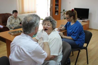 Activităţi filantropice îndreptate către bătrânii Centrului multifuncţional de servicii sociale „Speranţe pentru vârsta a III-a“ din Galaţi – fotografia 4