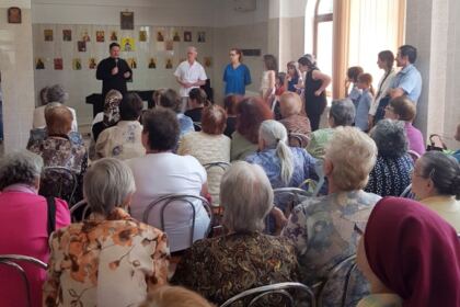 Activităţi filantropice îndreptate către bătrânii Centrului multifuncţional de servicii sociale „Speranţe pentru vârsta a III-a“ din Galaţi – fotografia 6