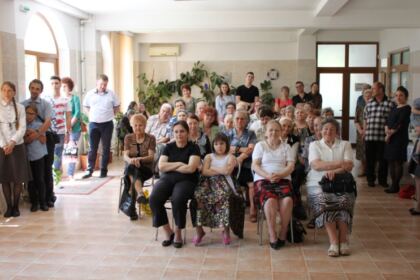 Activităţi filantropice îndreptate către bătrânii Centrului multifuncţional de servicii sociale „Speranţe pentru vârsta a III-a“ din Galaţi – fotografia 11
