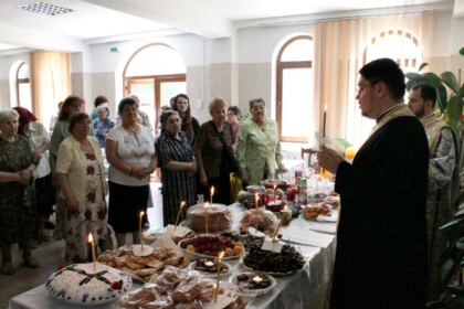 Activităţi filantropice îndreptate către bătrânii Centrului multifuncţional de servicii sociale „Speranţe pentru vârsta a III-a“ din Galaţi – fotografia 12