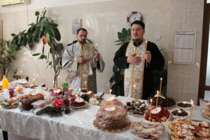 Activităţi filantropice îndreptate către bătrânii Centrului multifuncţional de servicii sociale „Speranţe pentru vârsta a III-a“ din Galaţi – fotografia 13