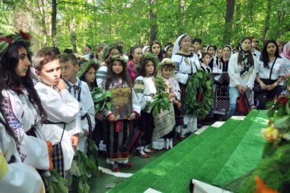 Sărbătoarea Preasfintei Treimi în pădurea Buciumenilor – fotografia 25